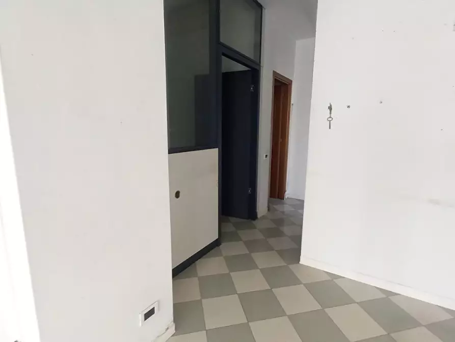 Immagine 14 di Locale commerciale in vendita  a Camaiore