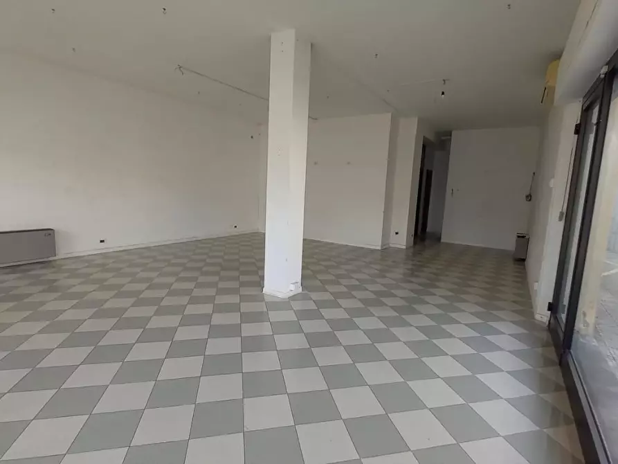 Immagine 3 di Locale commerciale in vendita  a Camaiore