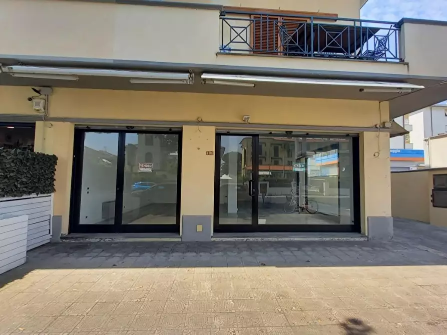Immagine 2 di Locale commerciale in vendita  a Camaiore