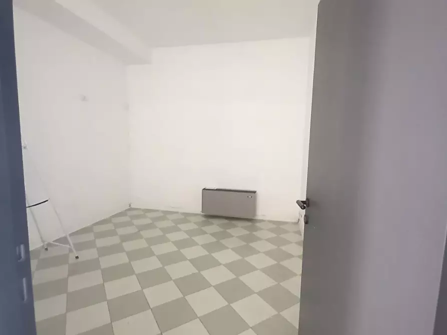 Immagine 5 di Locale commerciale in vendita  a Camaiore