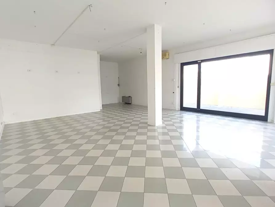 Immagine 12 di Locale commerciale in vendita  a Camaiore