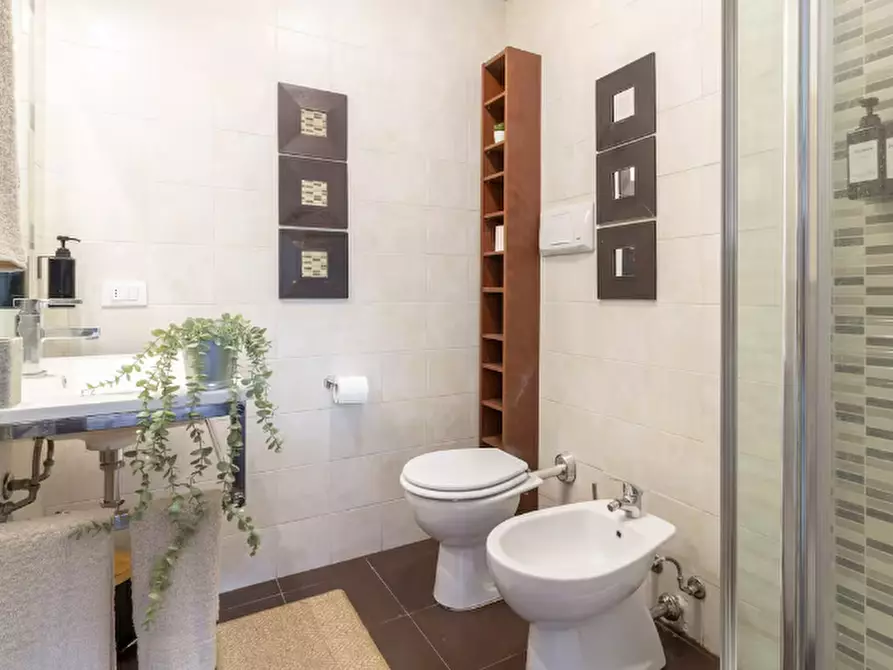 Immagine 10 di Attività commerciale in vendita  a Milano