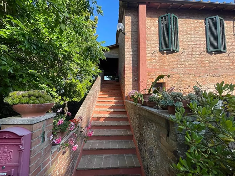 Immagine 72 di Appartamento in vendita  a Siena