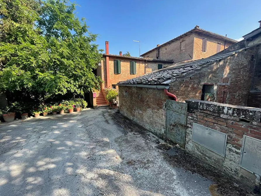 Immagine 43 di Appartamento in vendita  a Siena