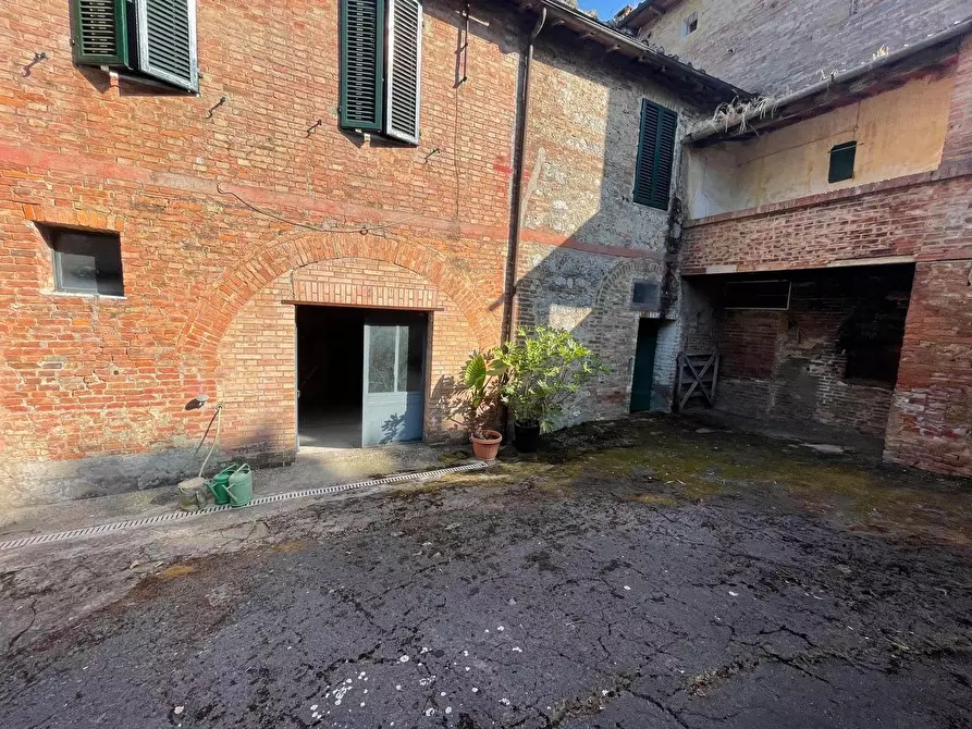 Immagine 49 di Appartamento in vendita  a Siena
