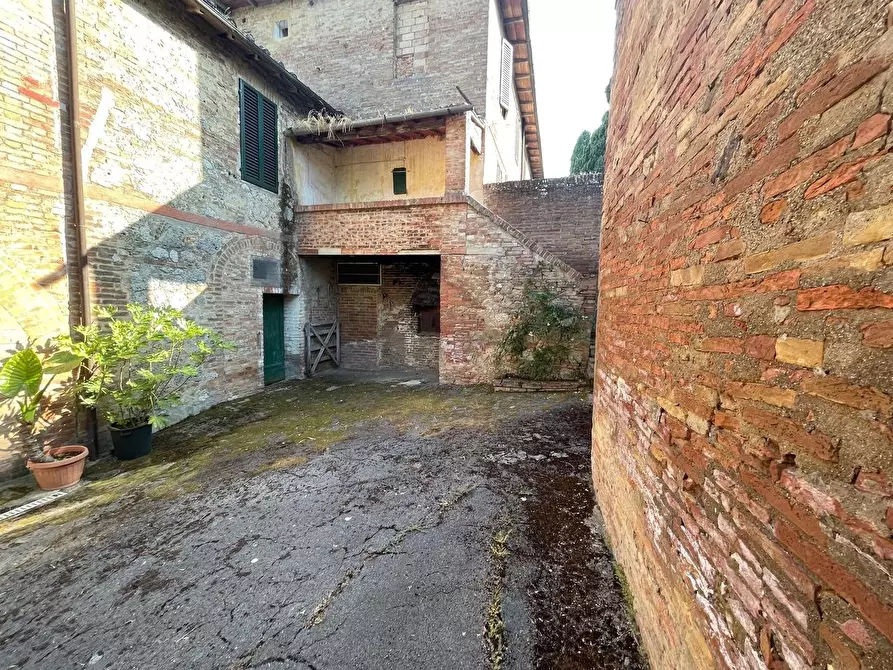 Immagine 47 di Appartamento in vendita  a Siena