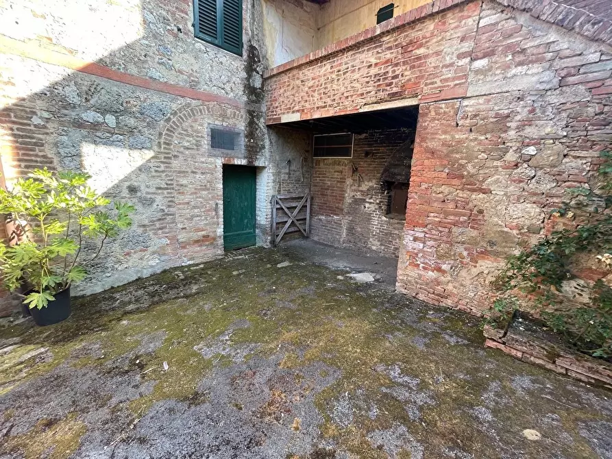 Immagine 53 di Appartamento in vendita  a Siena