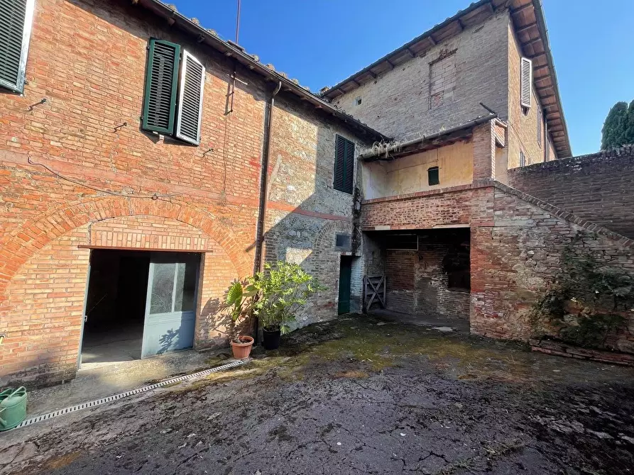 Immagine 48 di Appartamento in vendita  a Siena