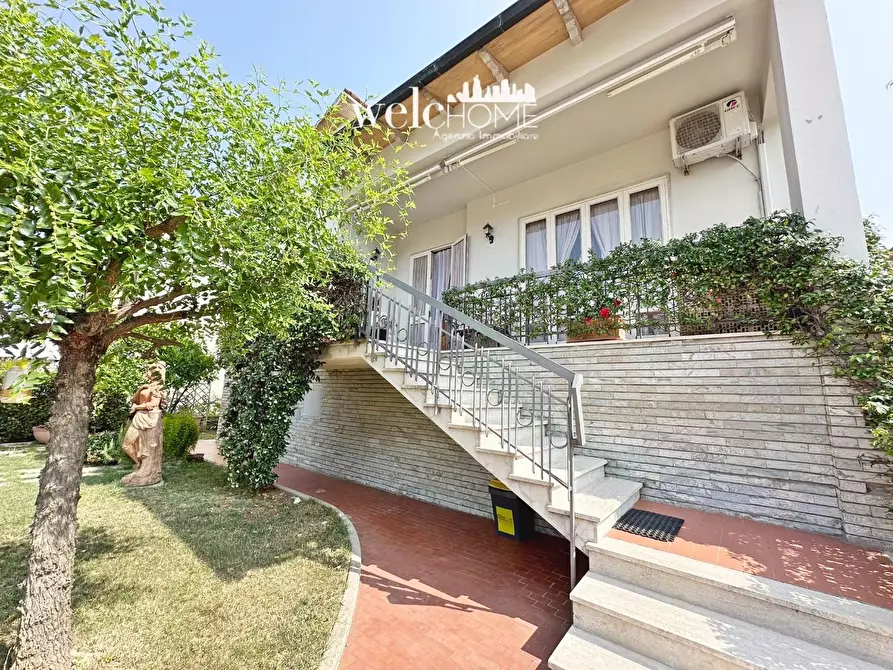 Immagine 27 di Villa in vendita  a Campi Bisenzio