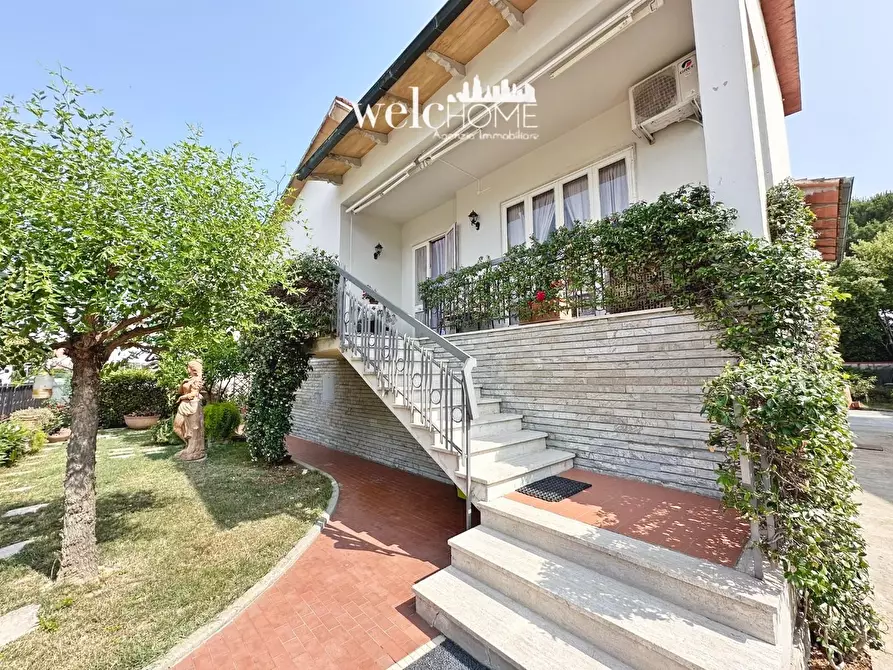 Immagine 3 di Villa in vendita  a Campi Bisenzio