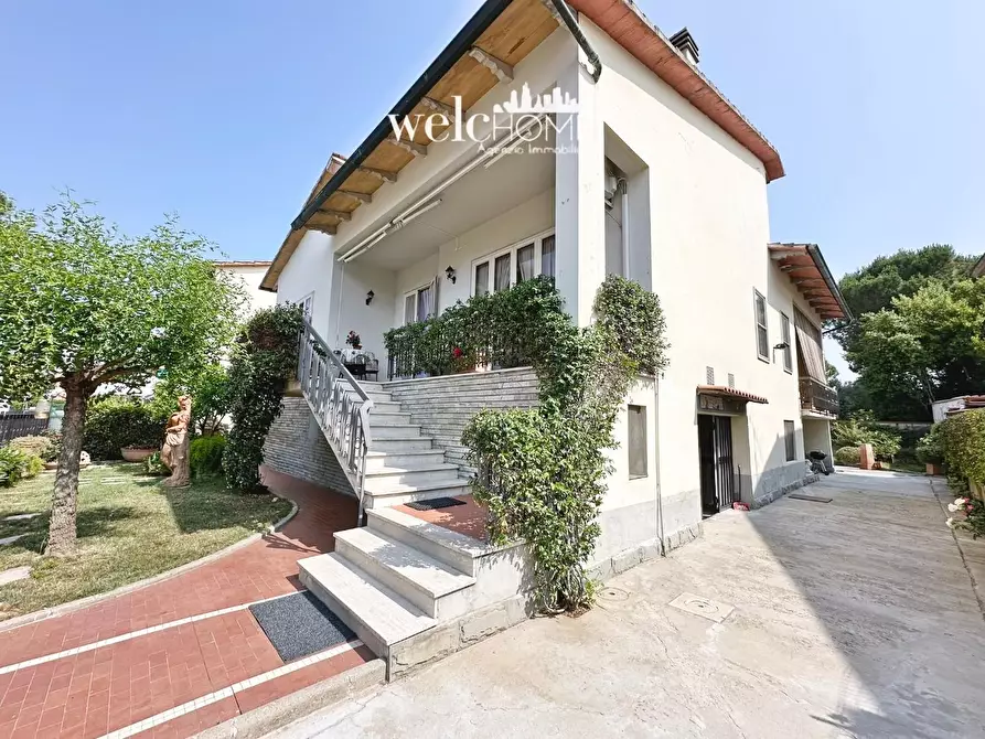 Immagine 2 di Villa in vendita  a Campi Bisenzio