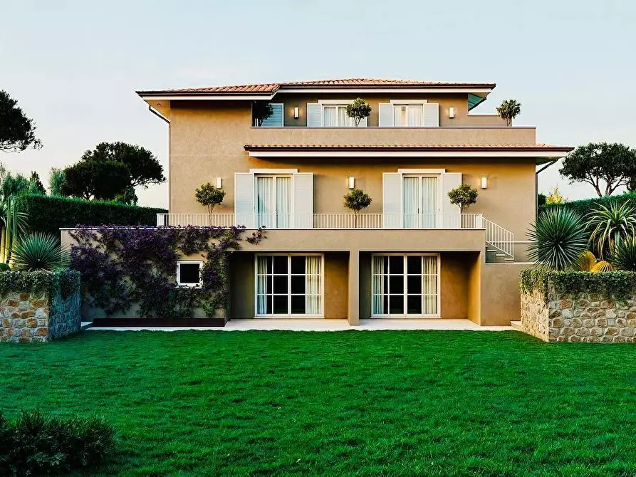Immagine 3 di Villa in vendita  a Pietrasanta