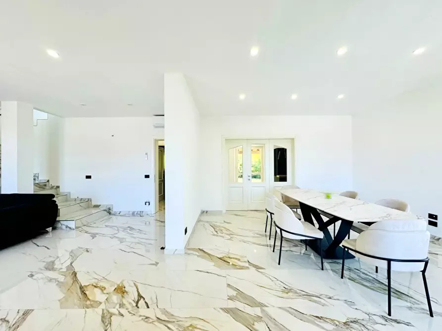 Immagine 7 di Villa in vendita  a Pietrasanta