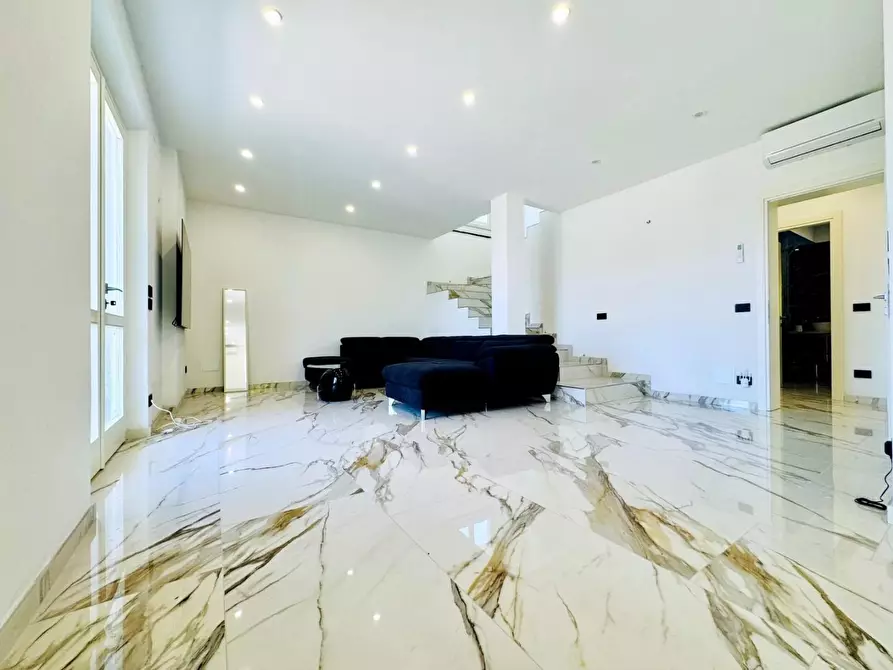 Immagine 8 di Villa in vendita  a Pietrasanta