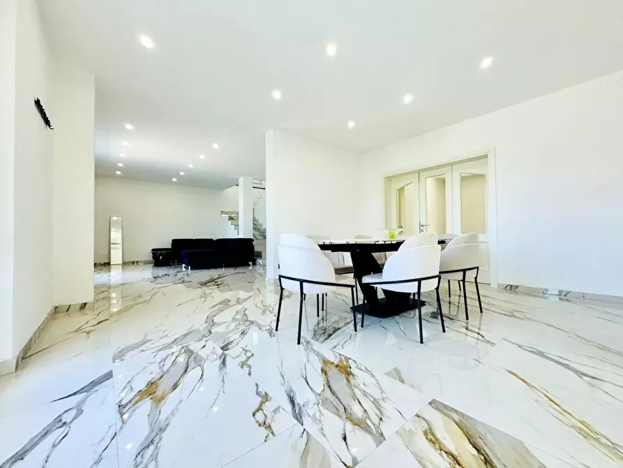 Immagine 5 di Villa in vendita  a Pietrasanta