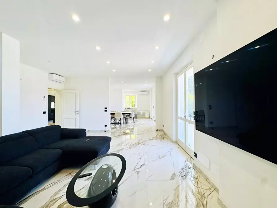 Immagine 10 di Villa in vendita  a Pietrasanta