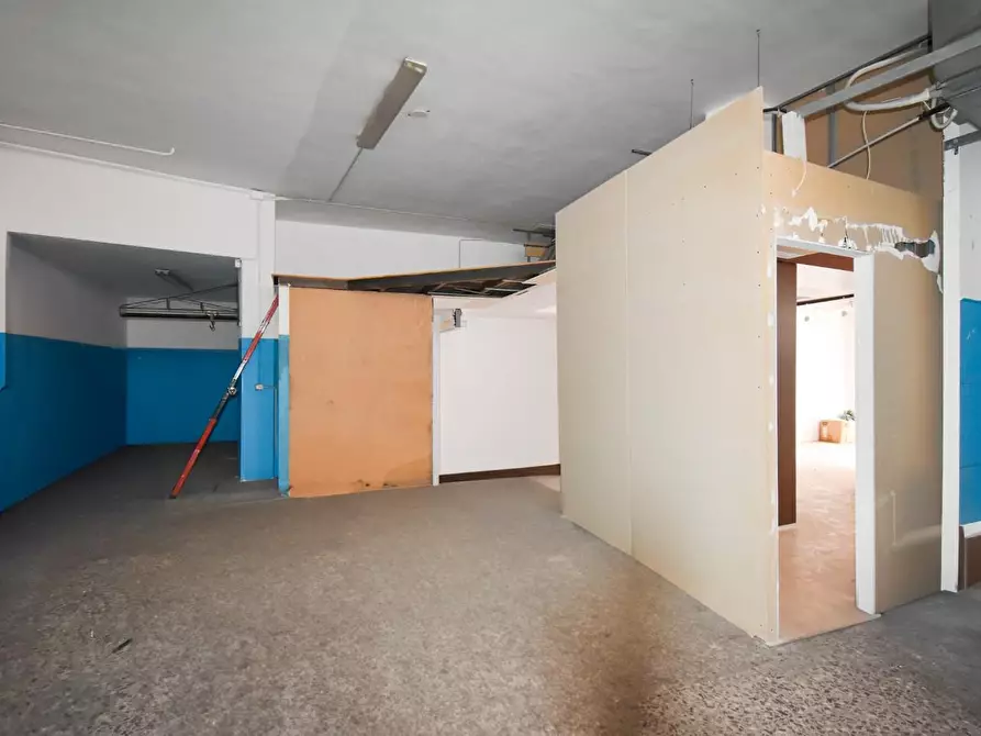 Immagine 21 di Locale commerciale in vendita  a Lecce