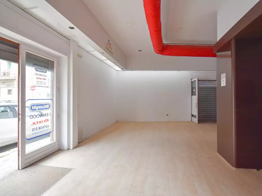 Immagine 4 di Locale commerciale in vendita  a Lecce