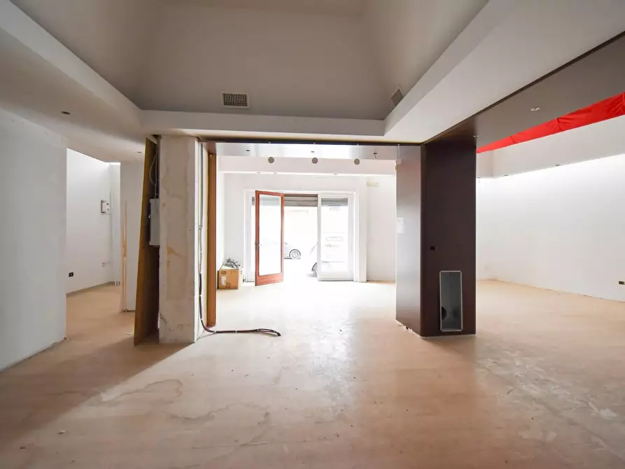 Immagine 7 di Locale commerciale in vendita  a Lecce