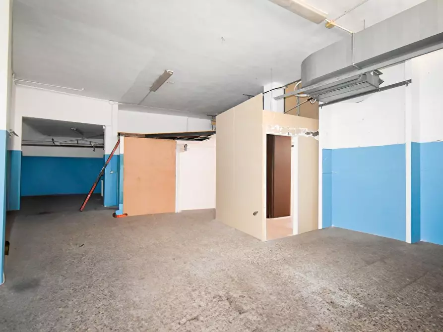 Immagine 22 di Locale commerciale in vendita  a Lecce