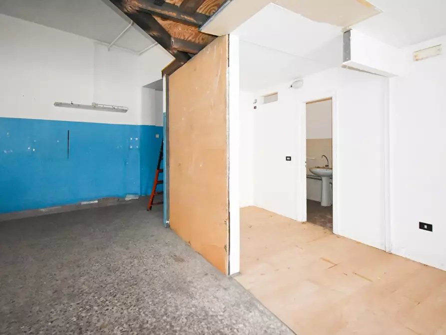 Immagine 16 di Locale commerciale in vendita  a Lecce