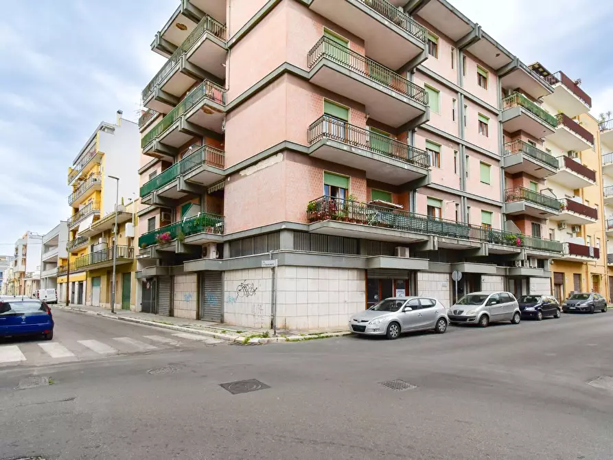 Immagine 23 di Locale commerciale in vendita  a Lecce