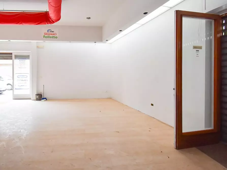 Immagine 20 di Locale commerciale in vendita  a Lecce
