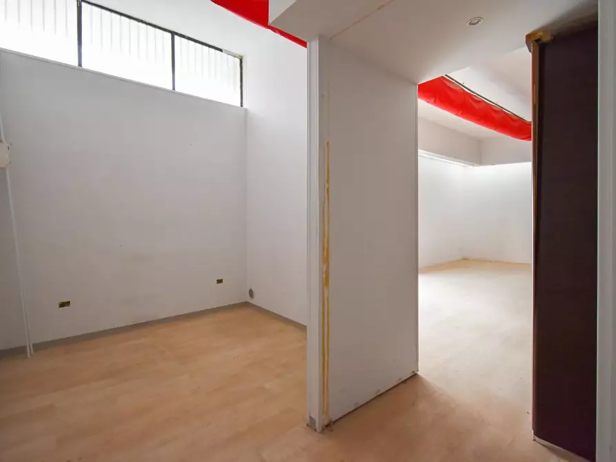 Immagine 9 di Locale commerciale in vendita  a Lecce