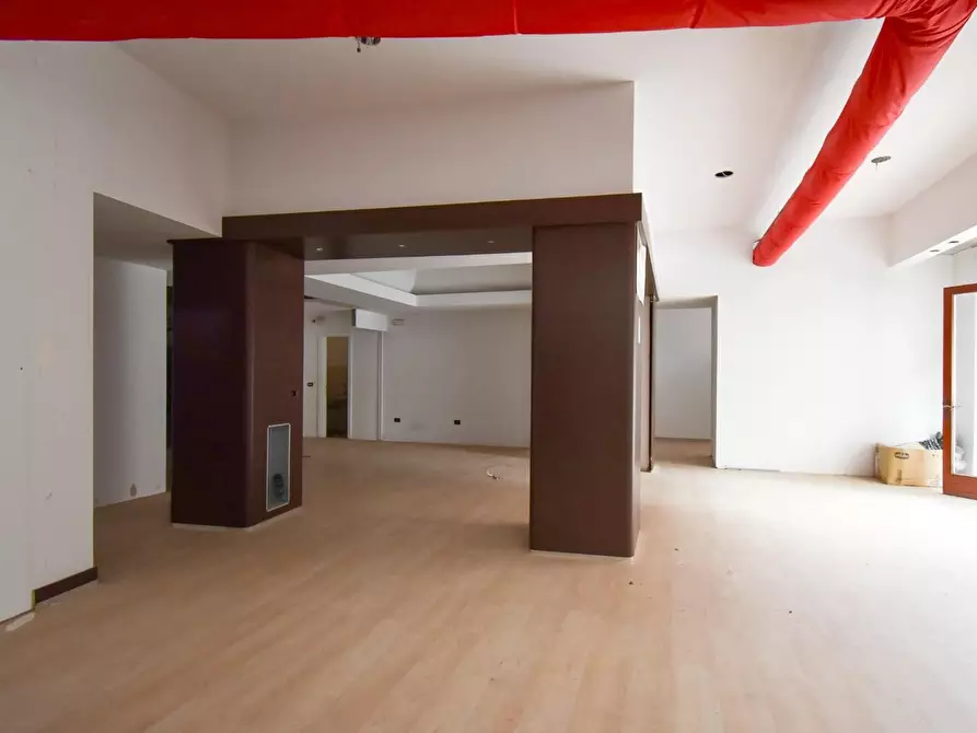 Immagine 6 di Locale commerciale in vendita  a Lecce