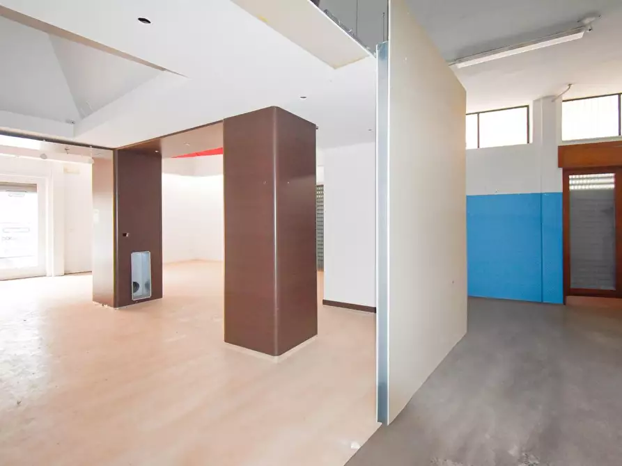 Immagine 15 di Locale commerciale in vendita  a Lecce