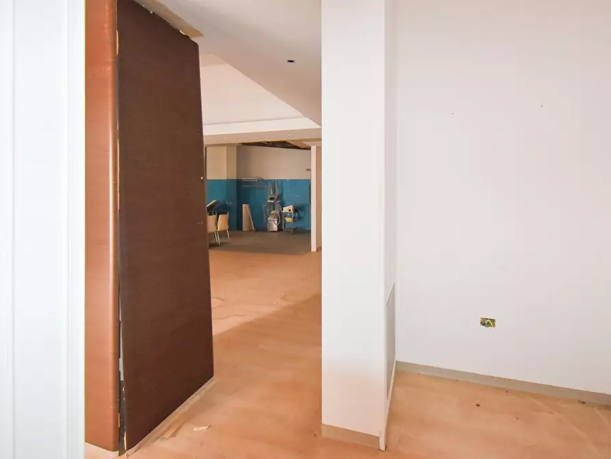 Immagine 10 di Locale commerciale in vendita  a Lecce