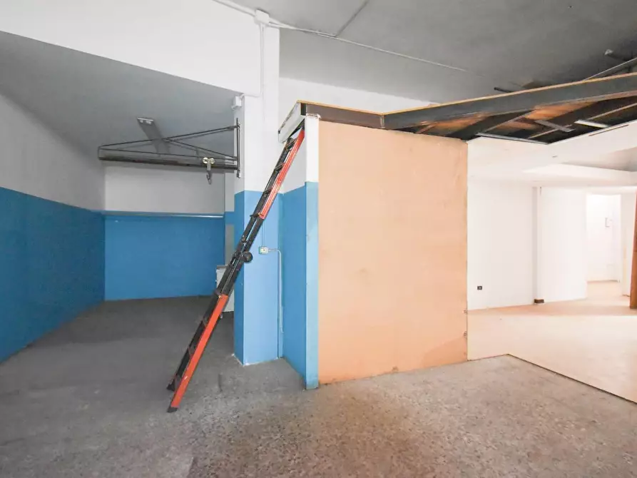 Immagine 13 di Locale commerciale in vendita  a Lecce