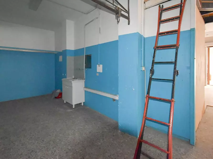 Immagine 14 di Locale commerciale in vendita  a Lecce