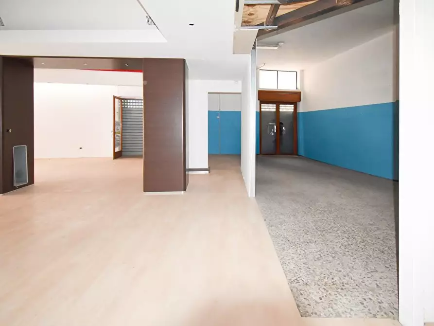 Immagine 11 di Locale commerciale in vendita  a Lecce