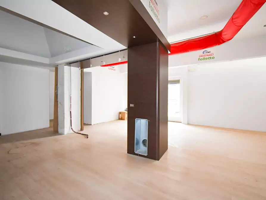 Immagine 19 di Locale commerciale in vendita  a Lecce