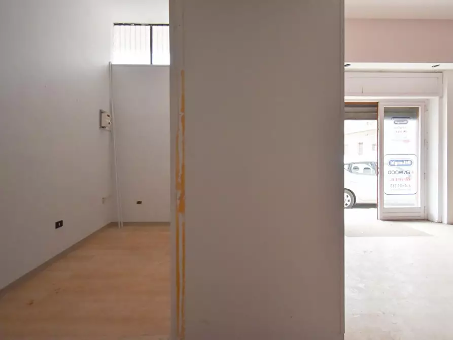 Immagine 8 di Locale commerciale in vendita  a Lecce