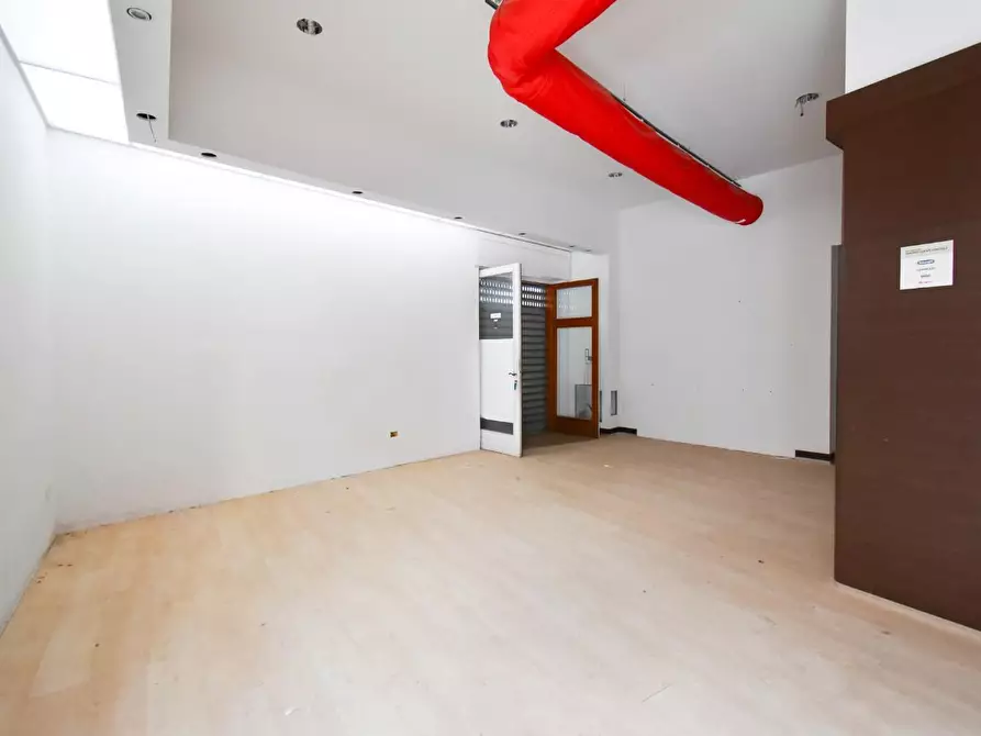 Immagine 3 di Locale commerciale in vendita  a Lecce