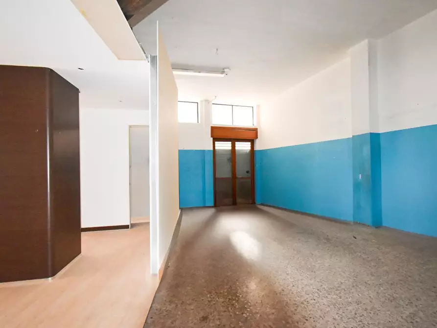 Immagine 12 di Locale commerciale in vendita  a Lecce