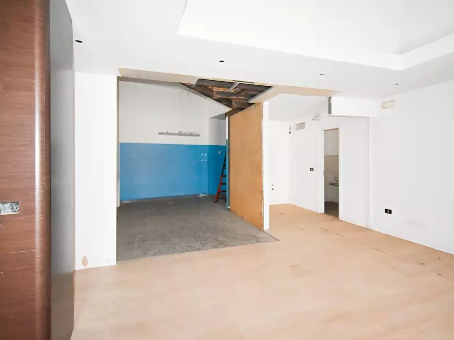 Immagine 17 di Locale commerciale in vendita  a Lecce