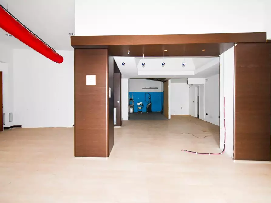 Immagine 2 di Locale commerciale in vendita  a Lecce