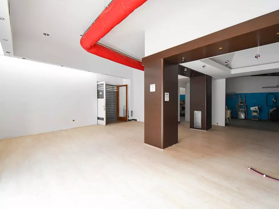 Immagine 1 di Locale commerciale in vendita  a Lecce