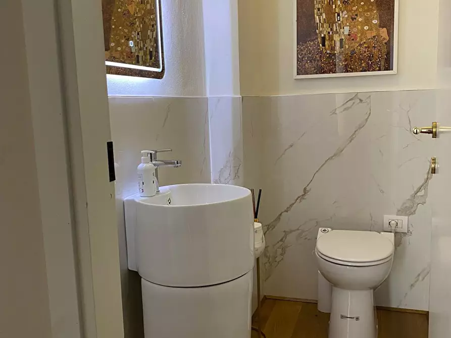 Immagine 16 di Mansarda in vendita  a Capraia E Limite