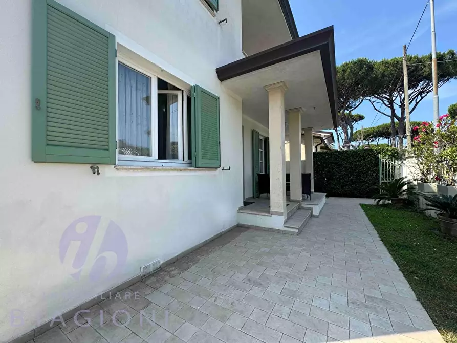 Immagine 2 di Villa in vendita  a Pietrasanta