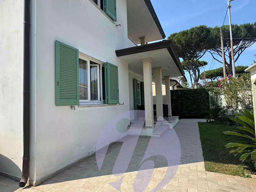 Immagine 1 di Villa in vendita  a Pietrasanta