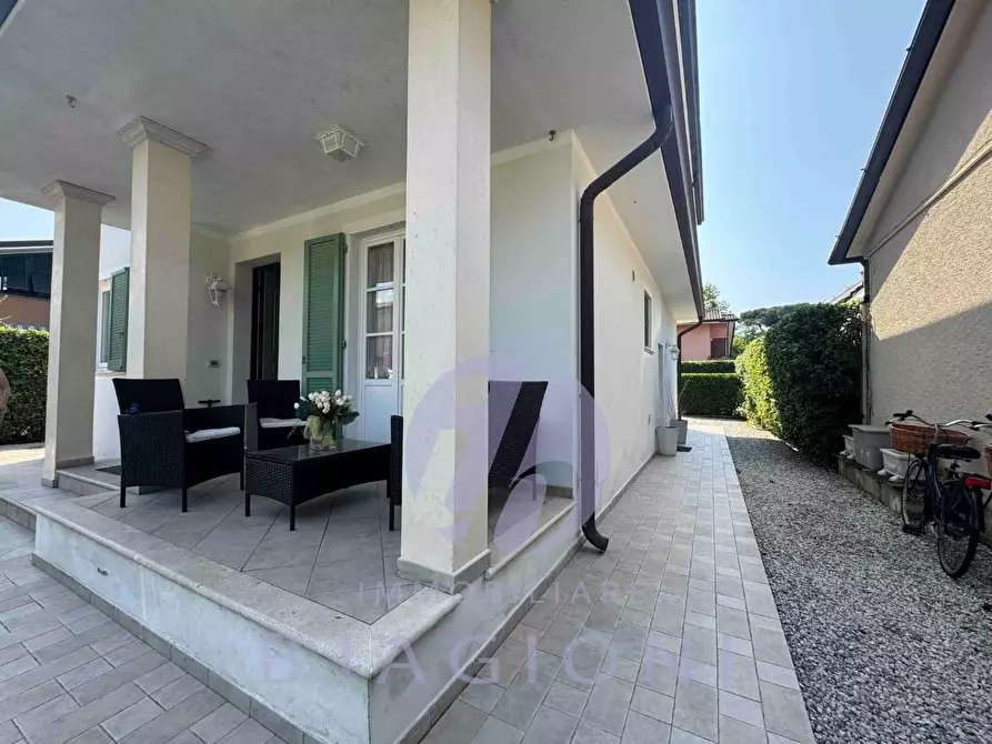 Immagine 3 di Villa in vendita  a Pietrasanta