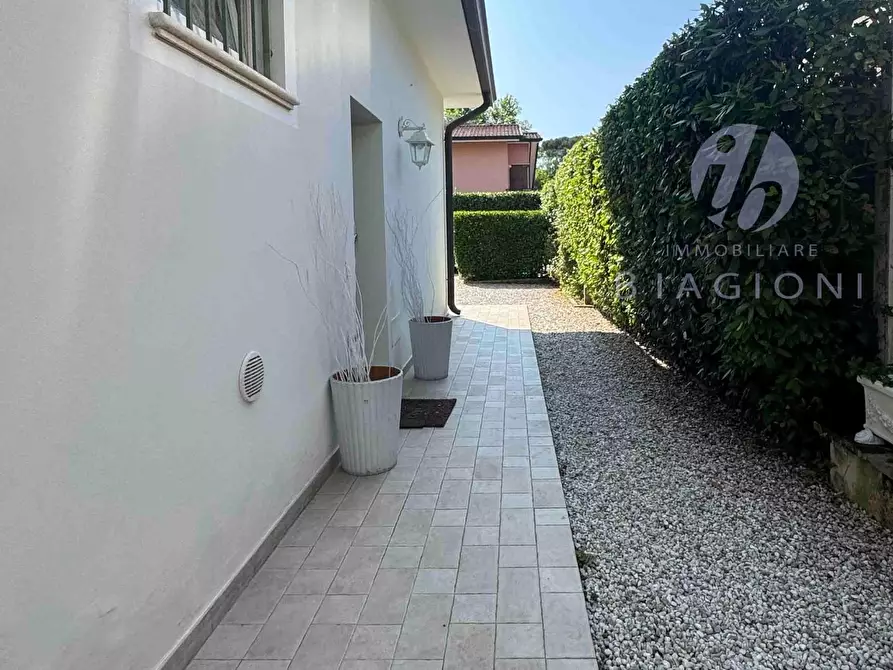 Immagine 4 di Villa in vendita  a Pietrasanta