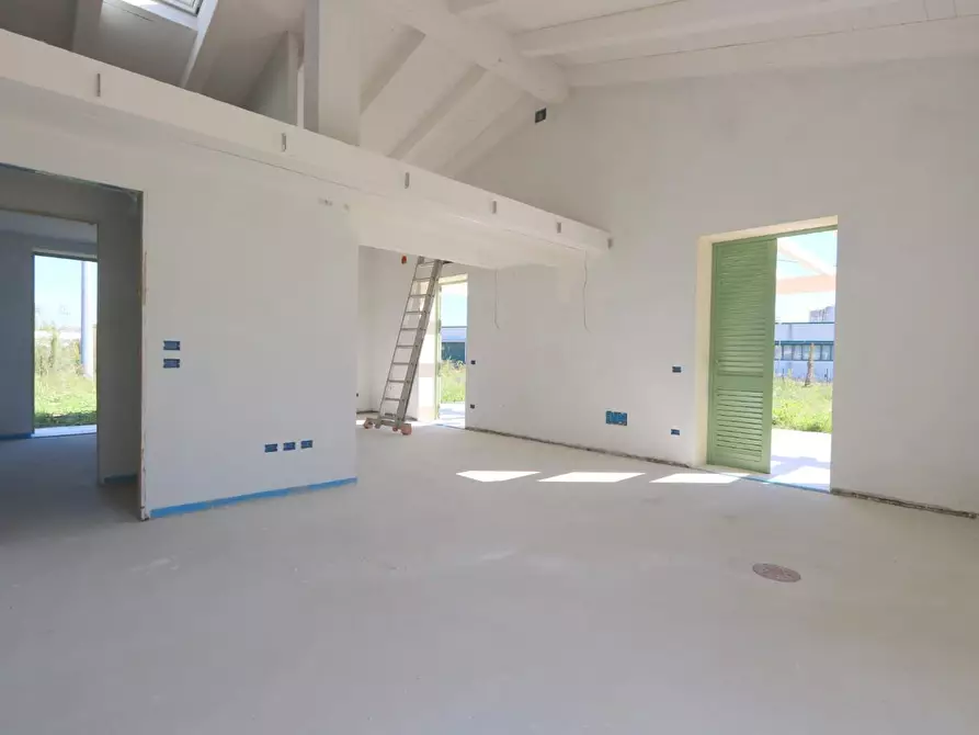 Immagine 2 di Villa in vendita  a Calcinaia