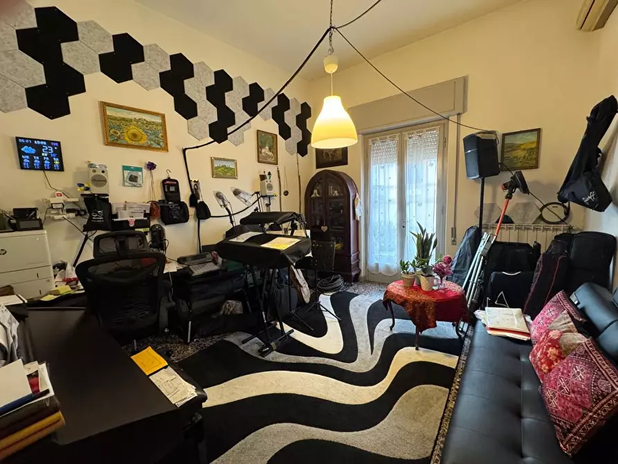 Immagine 1 di Appartamento in vendita  a Viareggio