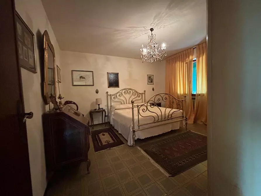 Immagine 3 di Villa in vendita  a Lucca