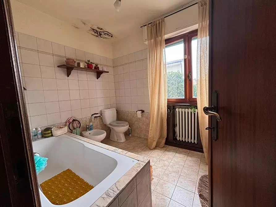 Immagine 2 di Villa in vendita  a Lucca